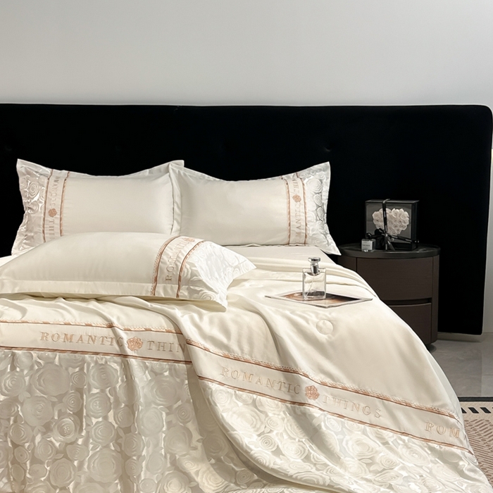 91家纺网 家纺一手货源 找家纺 金牛座家纺 2026新款亮丝贡缎提花刺绣夏被夏凉被空调被四件套-恋曲 恋曲-奶白