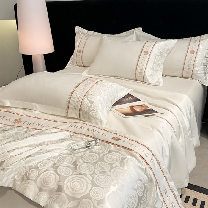 91家纺网 家纺一手货源 找家纺 金牛座家纺 2026新款亮丝贡缎提花刺绣夏被夏凉被空调被四件套-恋曲 恋曲-奶白
