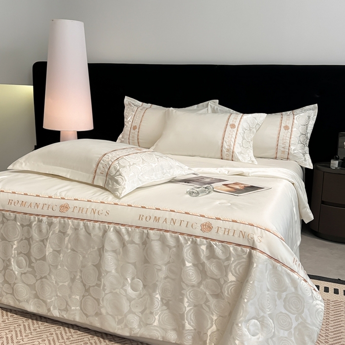 91家纺网 家纺一手货源 找家纺 金牛座家纺 2026新款亮丝贡缎提花刺绣夏被夏凉被空调被四件套-恋曲 恋曲-奶白