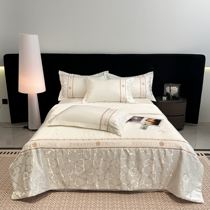 91家纺网 家纺一手货源 找家纺 金牛座家纺 2026新款亮丝贡缎提花刺绣夏被夏凉被空调被四件套-恋曲 恋曲-奶白