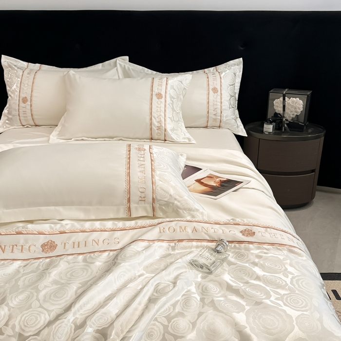 91家纺网 家纺一手货源 找家纺 金牛座家纺 2026新款亮丝贡缎提花刺绣夏被夏凉被空调被四件套-恋曲 恋曲-奶白