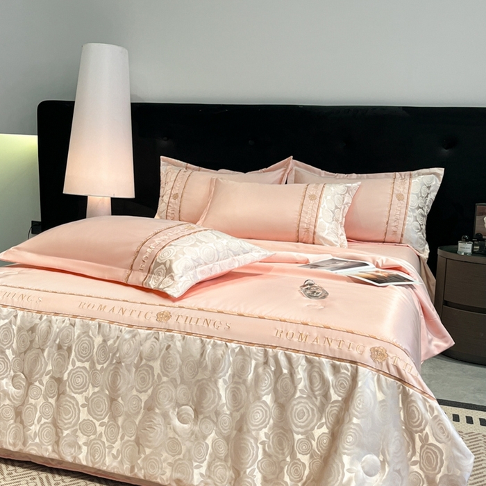 91家纺网 家纺一手货源 找家纺 金牛座家纺 2026新款亮丝贡缎提花刺绣夏被夏凉被空调被四件套-恋曲 恋曲-浅粉