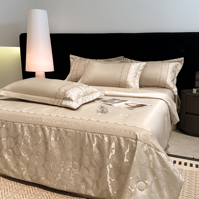 91家纺网 家纺一手货源 找家纺 金牛座家纺 2026新款亮丝贡缎提花刺绣夏被夏凉被空调被四件套-恋曲 恋曲-香槟