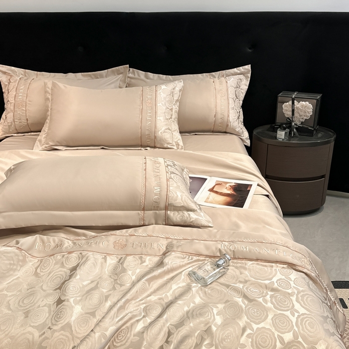 91家纺网 家纺一手货源 找家纺 金牛座家纺 2026新款亮丝贡缎提花刺绣夏被夏凉被空调被四件套-恋曲 恋曲-香槟