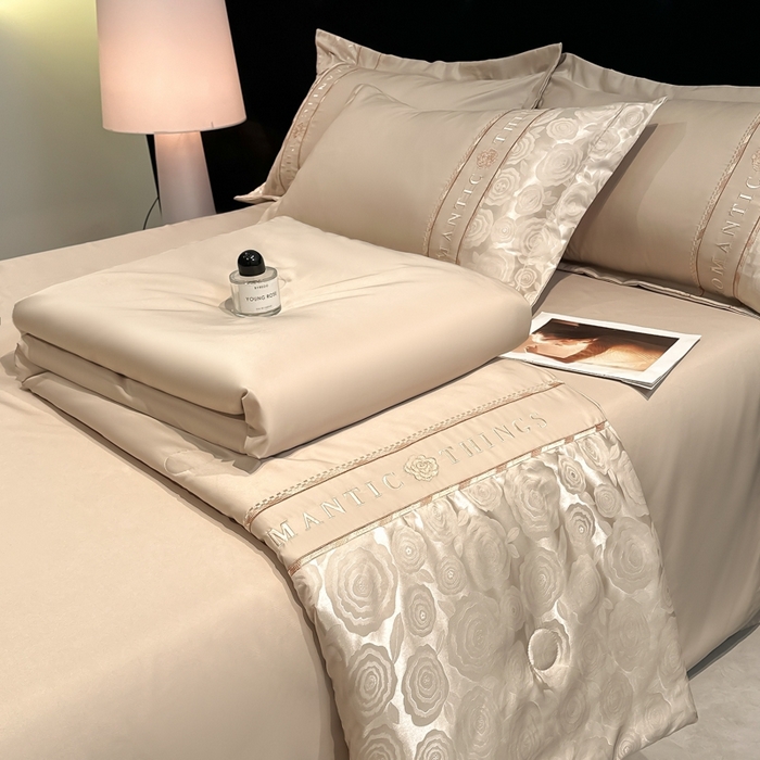 91家纺网 家纺一手货源 找家纺 金牛座家纺 2026新款亮丝贡缎提花刺绣夏被夏凉被空调被四件套-恋曲 恋曲-香槟