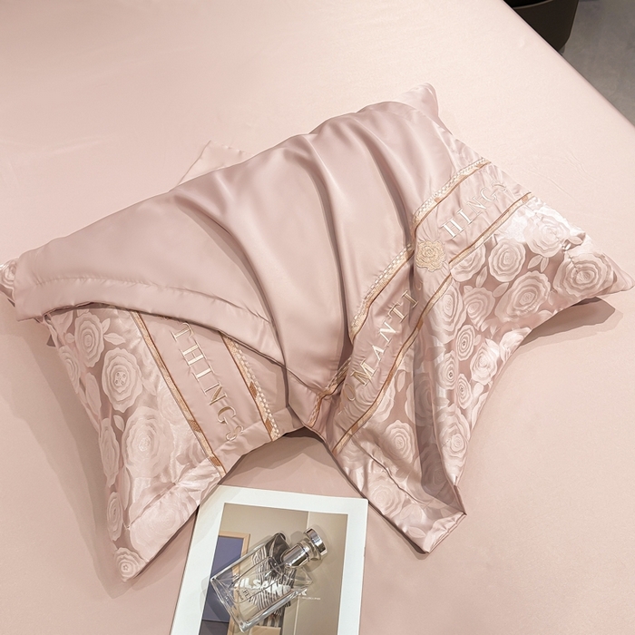 91家纺网 家纺一手货源 找家纺 金牛座家纺 2026新款亮丝贡缎提花刺绣夏被夏凉被空调被四件套-恋曲 恋曲-浅豆沙