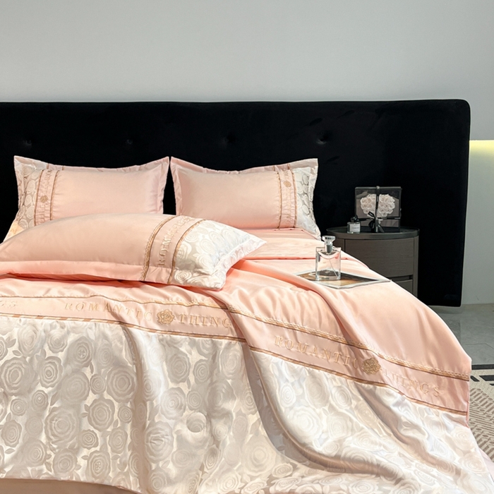 91家纺网 家纺一手货源 找家纺 金牛座家纺 2026新款亮丝贡缎提花刺绣夏被夏凉被空调被四件套-恋曲 恋曲-浅粉