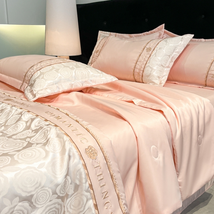91家纺网 家纺一手货源 找家纺 金牛座家纺 2026新款亮丝贡缎提花刺绣夏被夏凉被空调被四件套-恋曲 恋曲-浅粉