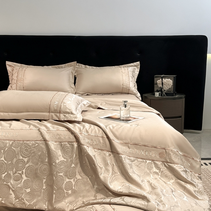 91家纺网 家纺一手货源 找家纺 金牛座家纺 2026新款亮丝贡缎提花刺绣夏被夏凉被空调被四件套-恋曲 恋曲-香槟