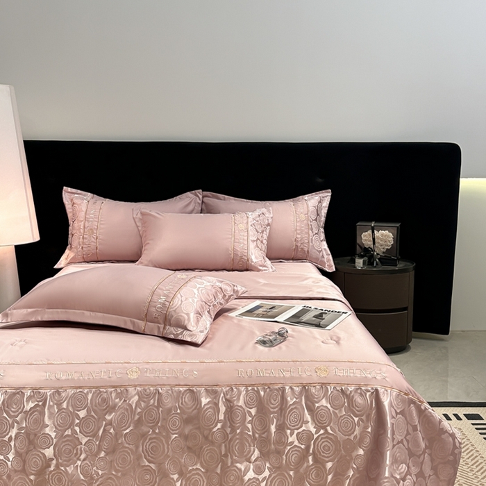 91家纺网 家纺一手货源 找家纺 金牛座家纺 2026新款亮丝贡缎提花刺绣夏被夏凉被空调被四件套-恋曲 恋曲-浅豆沙