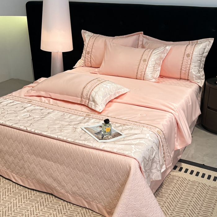 91家纺网 家纺一手货源 找家纺 金牛座家纺 2026新款亮丝贡缎提花刺绣夏被夏凉被空调被四件套-恋曲 恋曲-浅粉
