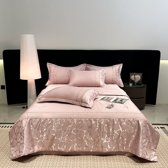 91家纺网 家纺一手货源 找家纺 金牛座家纺 2026新款亮丝贡缎提花刺绣夏被夏凉被空调被四件套-恋曲 恋曲-浅豆沙