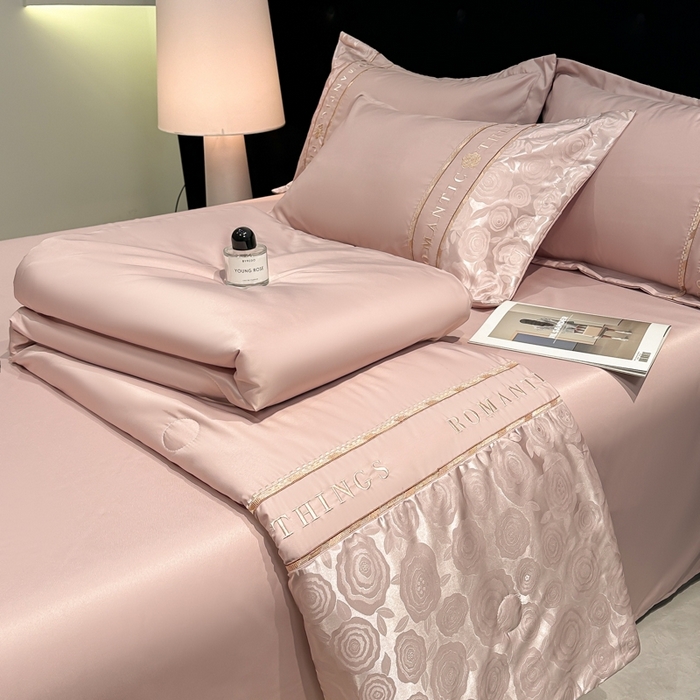 91家纺网 家纺一手货源 找家纺 金牛座家纺 2026新款亮丝贡缎提花刺绣夏被夏凉被空调被四件套-恋曲 恋曲-浅豆沙