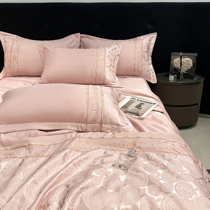 91家纺网 家纺一手货源 找家纺 金牛座家纺 2026新款亮丝贡缎提花刺绣夏被夏凉被空调被四件套-恋曲 恋曲-浅豆沙