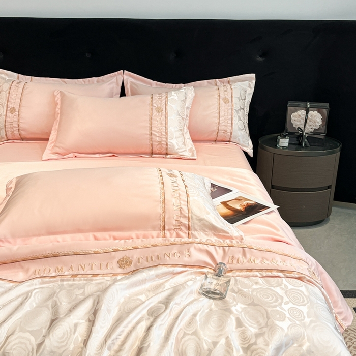 91家纺网 家纺一手货源 找家纺 金牛座家纺 2026新款亮丝贡缎提花刺绣夏被夏凉被空调被四件套-恋曲 恋曲-浅粉
