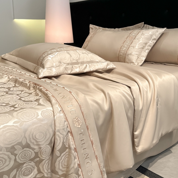 91家纺网 家纺一手货源 找家纺 金牛座家纺 2026新款亮丝贡缎提花刺绣夏被夏凉被空调被四件套-恋曲 恋曲-香槟