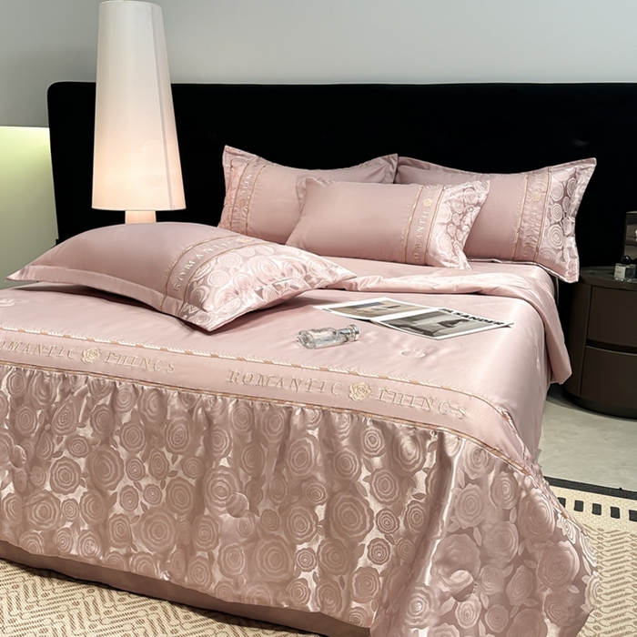 91家纺网 家纺一手货源 找家纺 金牛座家纺 2026新款亮丝贡缎提花刺绣夏被夏凉被空调被四件套-恋曲 恋曲-浅豆沙
