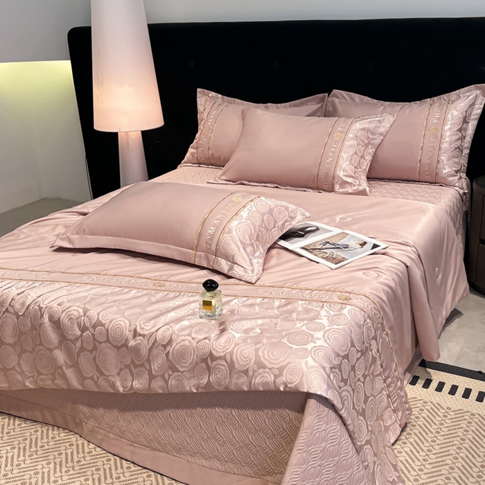 91家纺网 家纺一手货源 找家纺 金牛座家纺 2026新款亮丝贡缎提花刺绣夏被夏凉被空调被四件套-恋曲 恋曲-浅豆沙