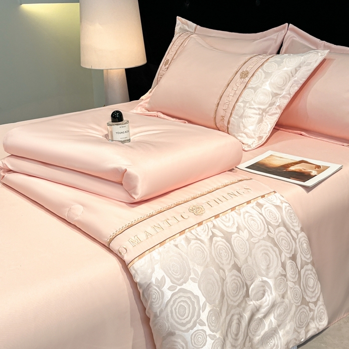 91家纺网 家纺一手货源 找家纺 金牛座家纺 2026新款亮丝贡缎提花刺绣夏被夏凉被空调被四件套-恋曲 恋曲-浅粉