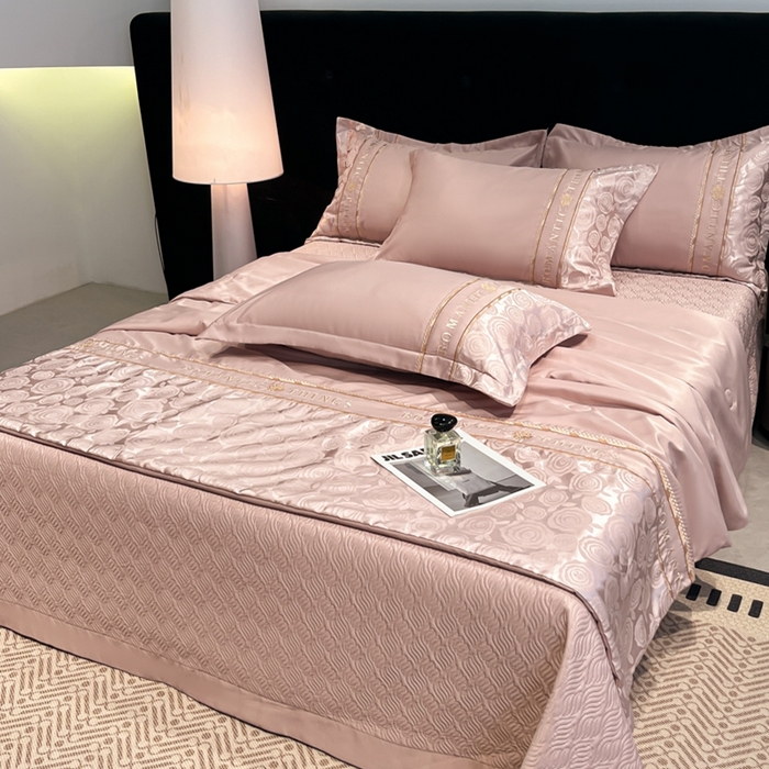 91家纺网 家纺一手货源 找家纺 金牛座家纺 2026新款亮丝贡缎提花刺绣夏被夏凉被空调被四件套-恋曲 恋曲-浅豆沙