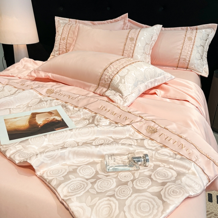 91家纺网 家纺一手货源 找家纺 金牛座家纺 2026新款亮丝贡缎提花刺绣夏被夏凉被空调被四件套-恋曲 恋曲-浅粉