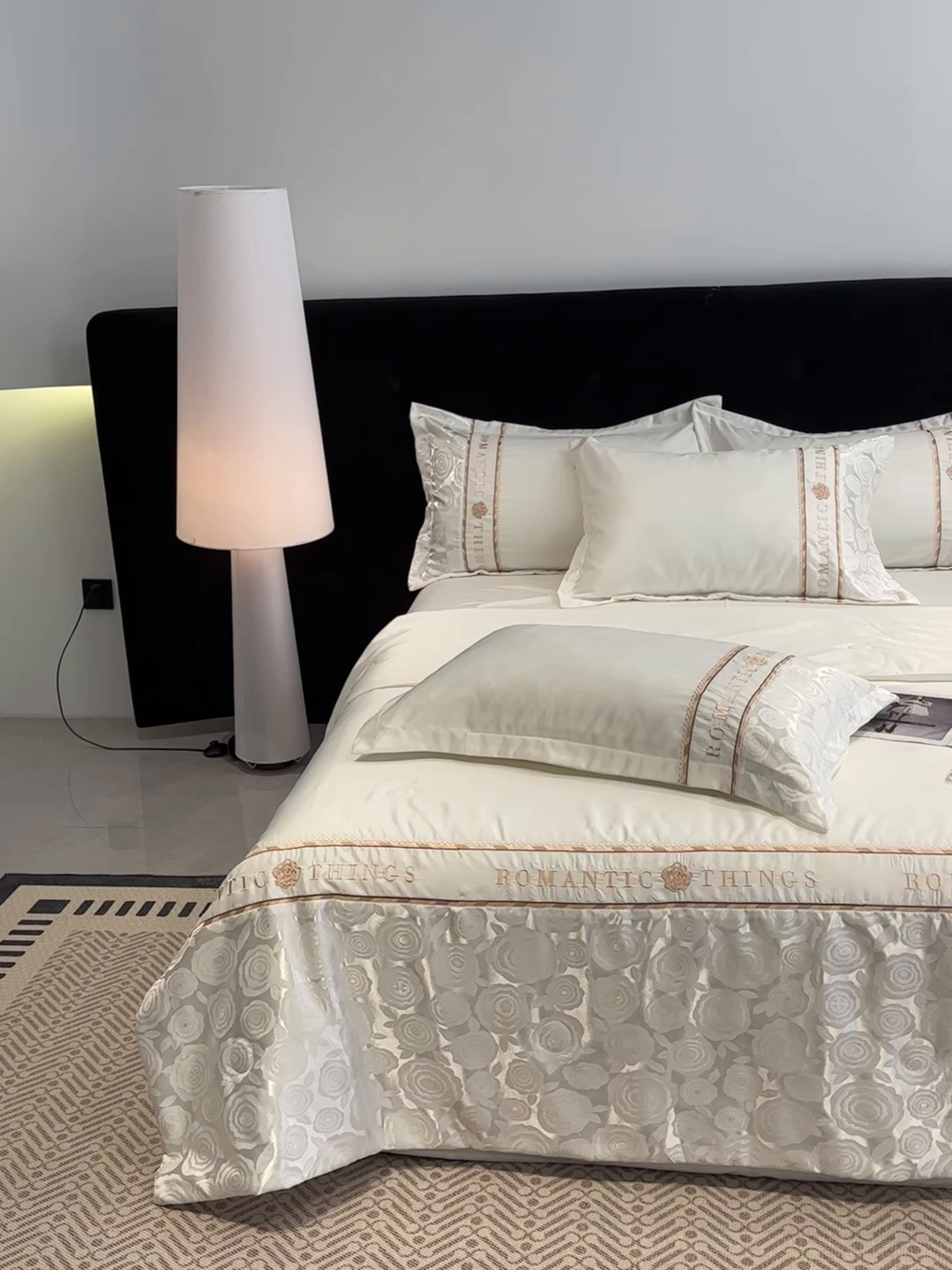 91家纺网 家纺一手货源 找家纺 金牛座家纺 2026新款亮丝贡缎提花刺绣夏被夏凉被空调被四件套-恋曲 恋曲-奶白