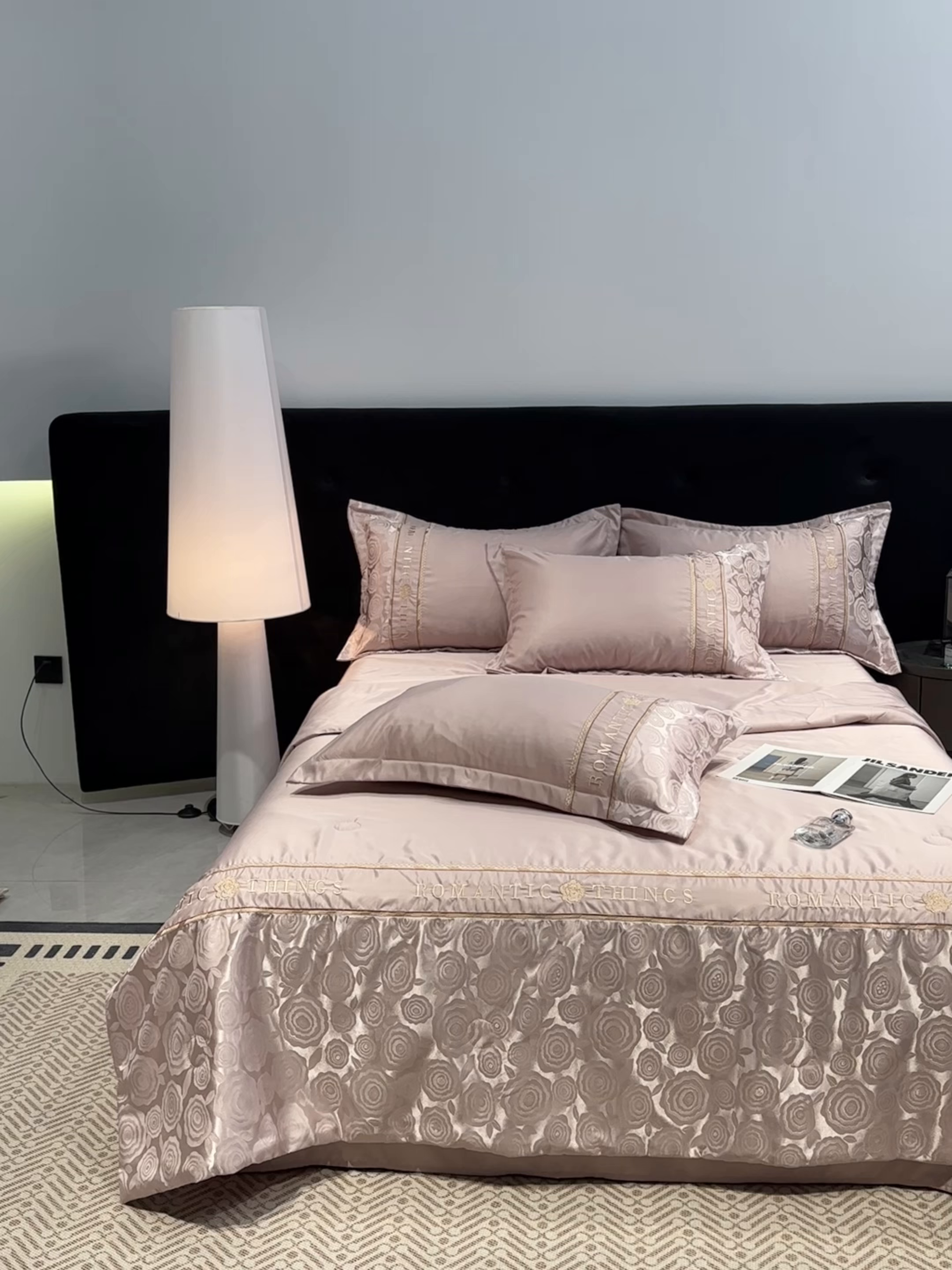 91家纺网 家纺一手货源 找家纺 金牛座家纺 2026新款亮丝贡缎提花刺绣夏被夏凉被空调被四件套-恋曲 恋曲-浅豆沙