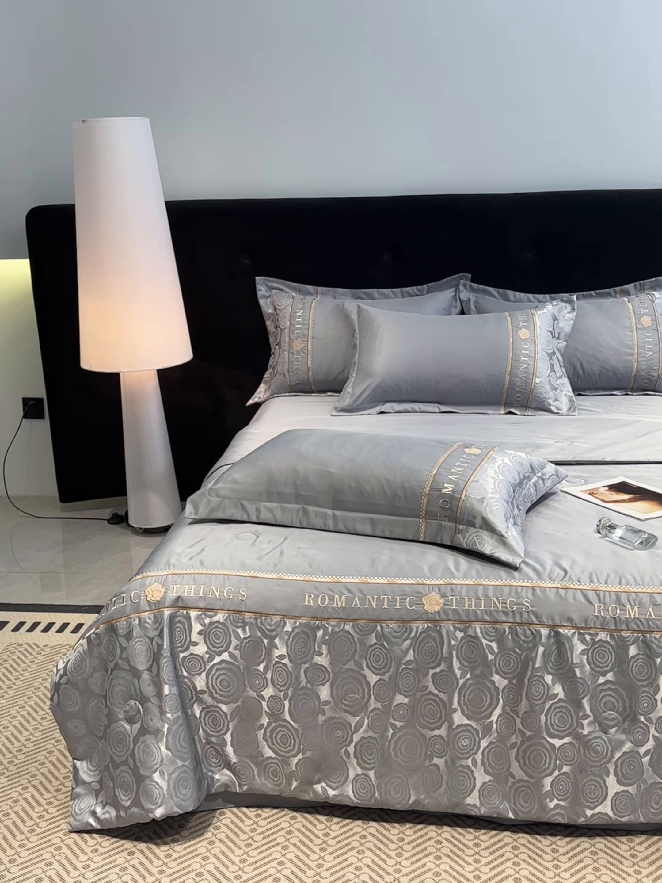 91家纺网 家纺一手货源 找家纺 金牛座家纺 2026新款亮丝贡缎提花刺绣夏被夏凉被空调被四件套-恋曲 恋曲-高级灰