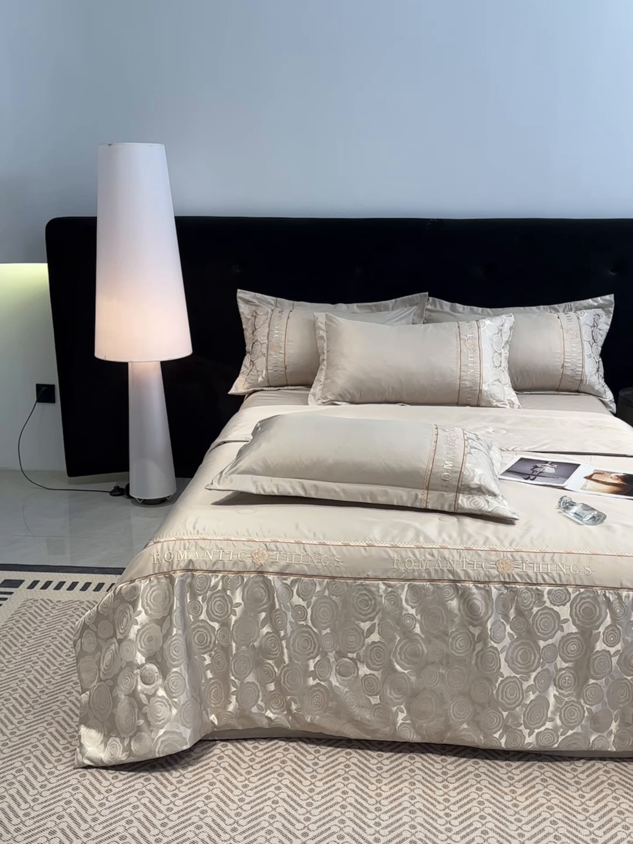 91家纺网 家纺一手货源 找家纺 金牛座家纺 2026新款亮丝贡缎提花刺绣夏被夏凉被空调被四件套-恋曲 恋曲-香槟