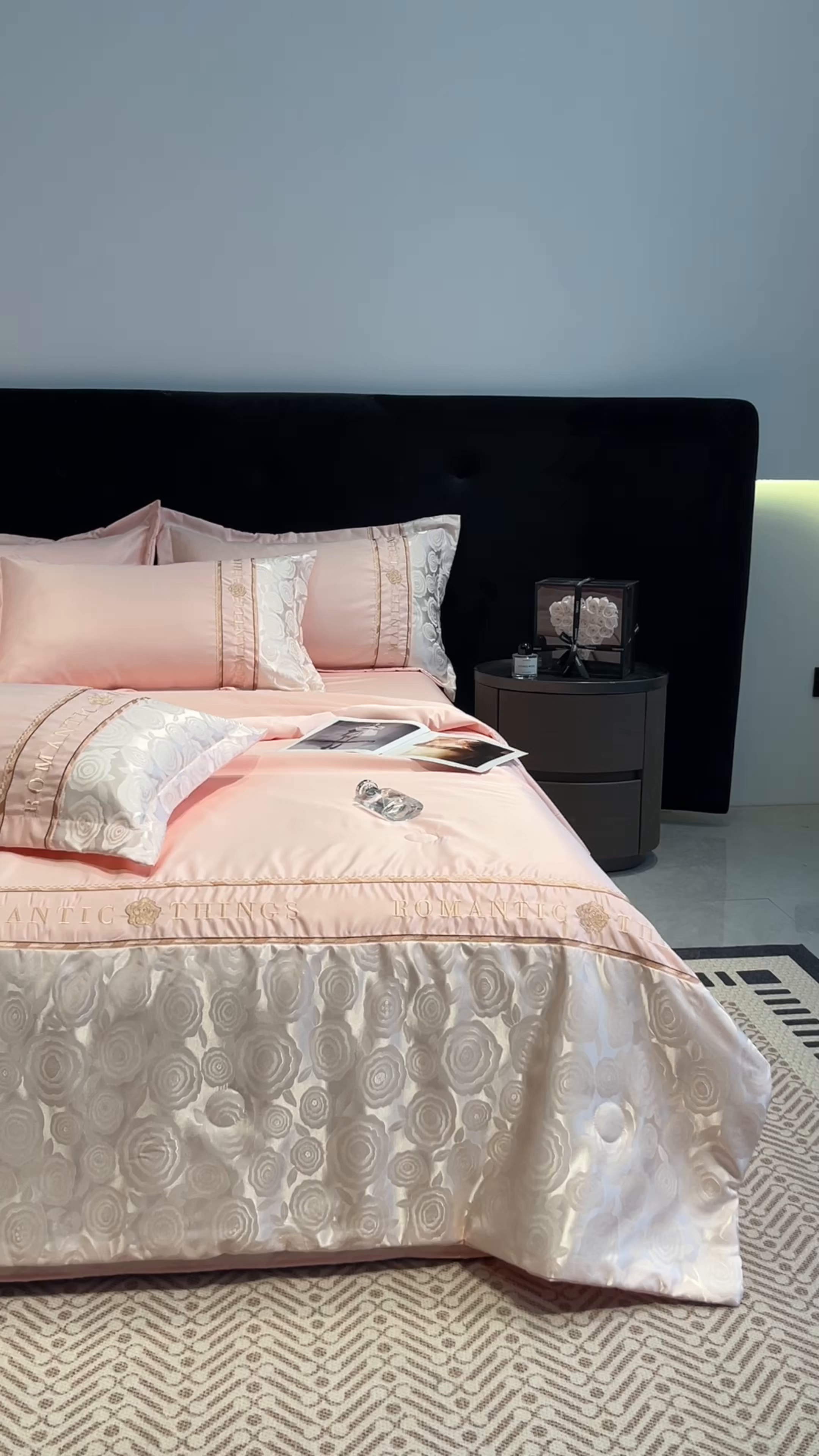 91家纺网 家纺一手货源 找家纺 金牛座家纺 2026新款亮丝贡缎提花刺绣夏被夏凉被空调被四件套-恋曲 恋曲-浅粉