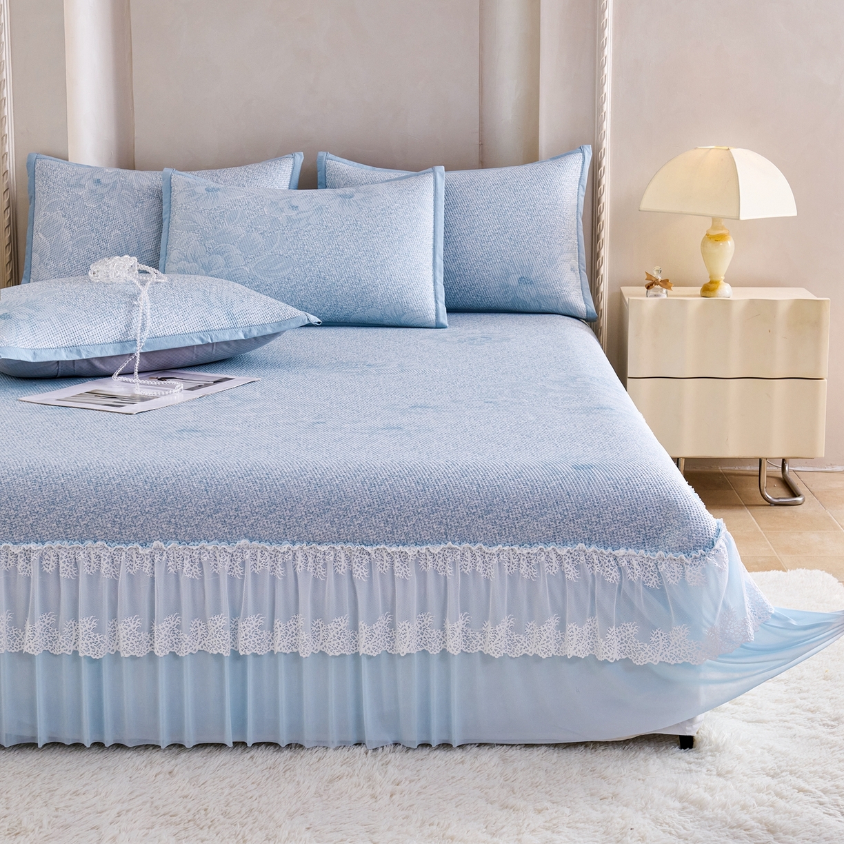 91家纺网 家纺一手货源 找家纺 （总）尚品凤凰 2026新款高分子双面提花凉感凉豆豆蕾丝床裙款凉席席子-雾里寻花系列