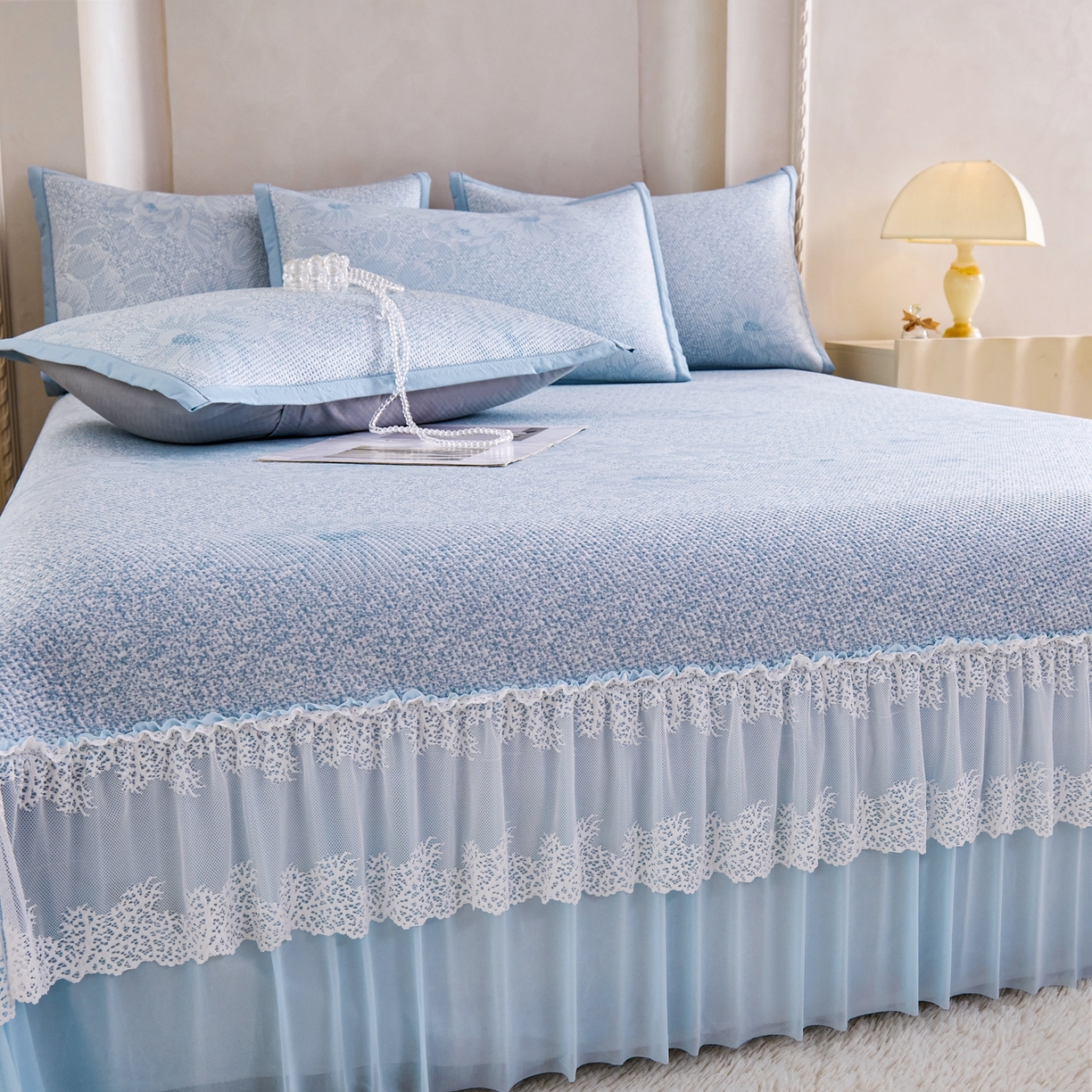 91家纺网 家纺一手货源 找家纺 （总）尚品凤凰 2026新款高分子双面提花凉感凉豆豆蕾丝床裙款凉席席子-雾里寻花系列