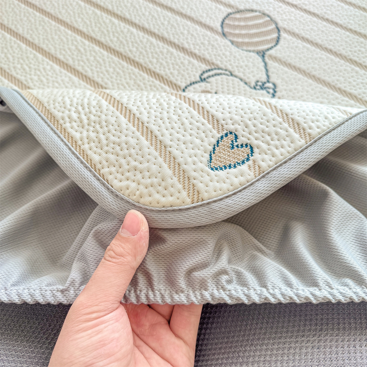 91家纺网 家纺一手货源 找家纺 源舍家纺 2026新款A类PE卡通凉席三件套小红书爆款可水洗空调软席凉感值超0.25-床笠 气球小象-咖啵啵床笠款