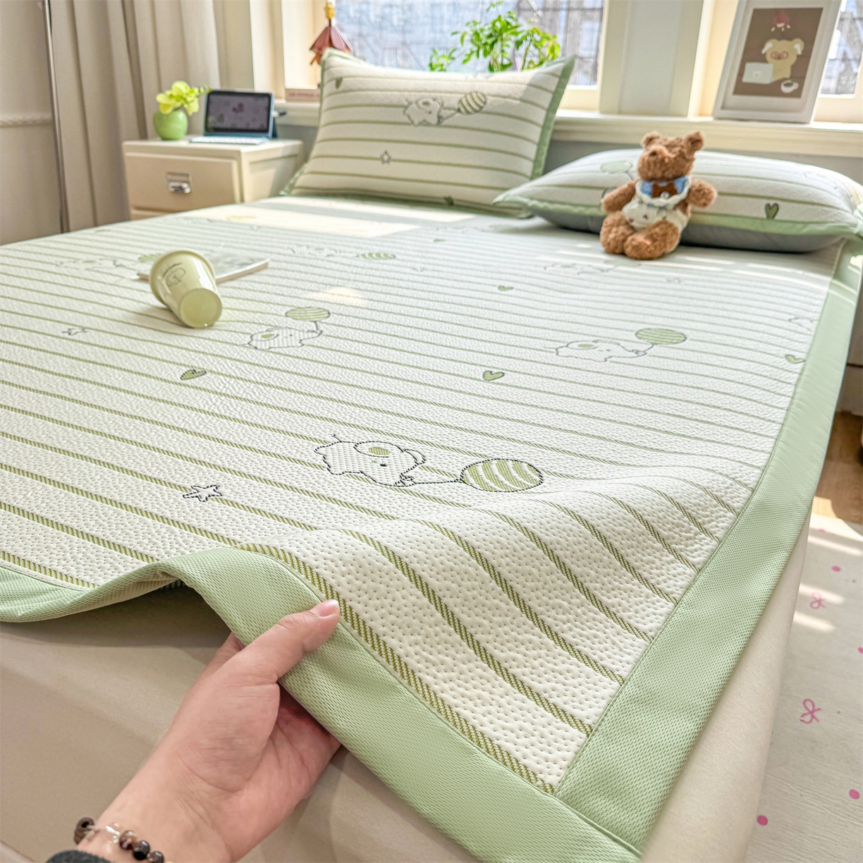 91家纺网 家纺一手货源 找家纺 源舍家纺 2026新款A类PE卡通凉席三件套小红书爆款可水洗空调软席凉感值超0.25-床笠 气球小象-绿啵啵床席款