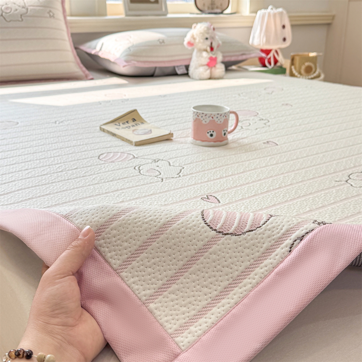 91家纺网 家纺一手货源 找家纺 源舍家纺 2026新款A类PE卡通凉席三件套小红书爆款可水洗空调软席凉感值超0.25-床笠 气球小象-粉啵啵床席款