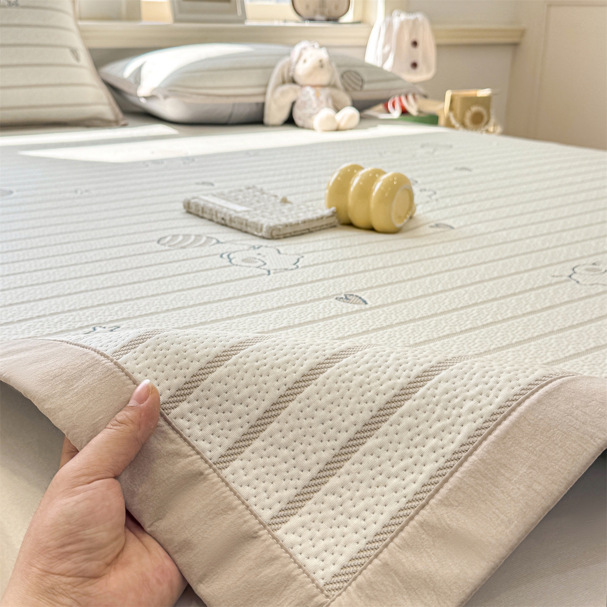 91家纺网 家纺一手货源 找家纺 源舍家纺 2026新款A类PE卡通凉席三件套小红书爆款可水洗空调软席凉感值超0.25-床笠 气球小象-咖啵啵床席款