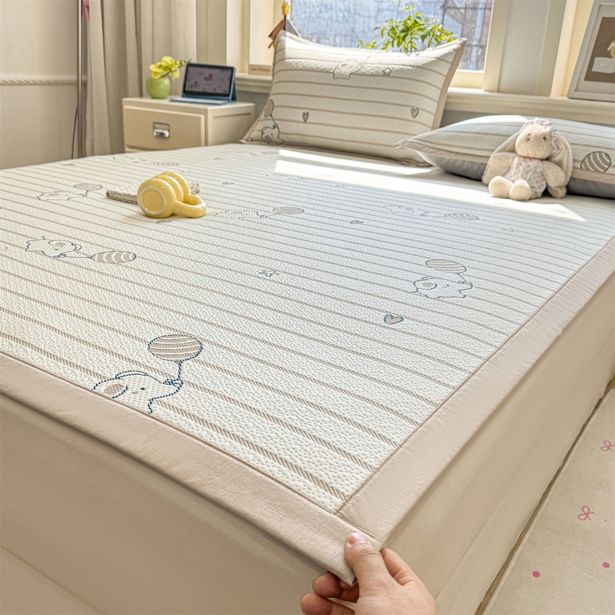 91家纺网 家纺一手货源 找家纺 源舍家纺 2026新款A类PE卡通凉席三件套小红书爆款可水洗空调软席凉感值超0.25-床笠 气球小象-咖啵啵床席款