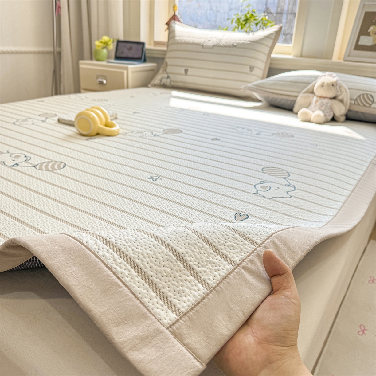 91家纺网 家纺一手货源 找家纺 源舍家纺 2026新款A类PE卡通凉席三件套小红书爆款可水洗空调软席凉感值超0.25-床笠 气球小象-咖啵啵床席款