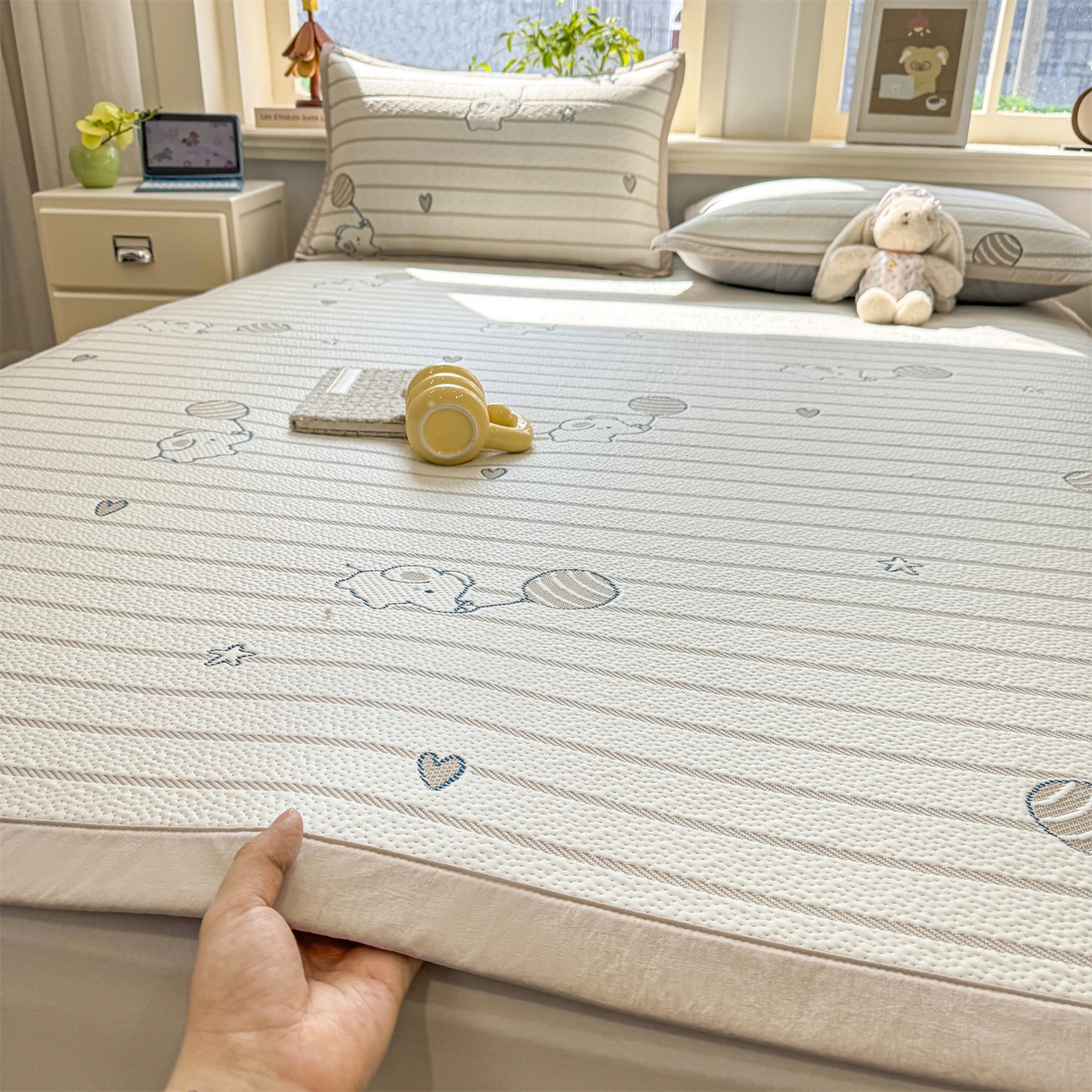 91家纺网 家纺一手货源 找家纺 源舍家纺 2026新款A类PE卡通凉席三件套小红书爆款可水洗空调软席凉感值超0.25-床笠 气球小象-咖啵啵床席款