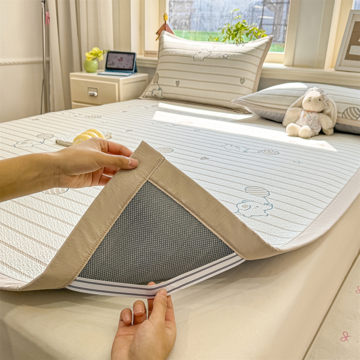 91家纺网 家纺一手货源 找家纺 源舍家纺 2026新款A类PE卡通凉席三件套小红书爆款可水洗空调软席凉感值超0.25-床笠 气球小象-咖啵啵床席款