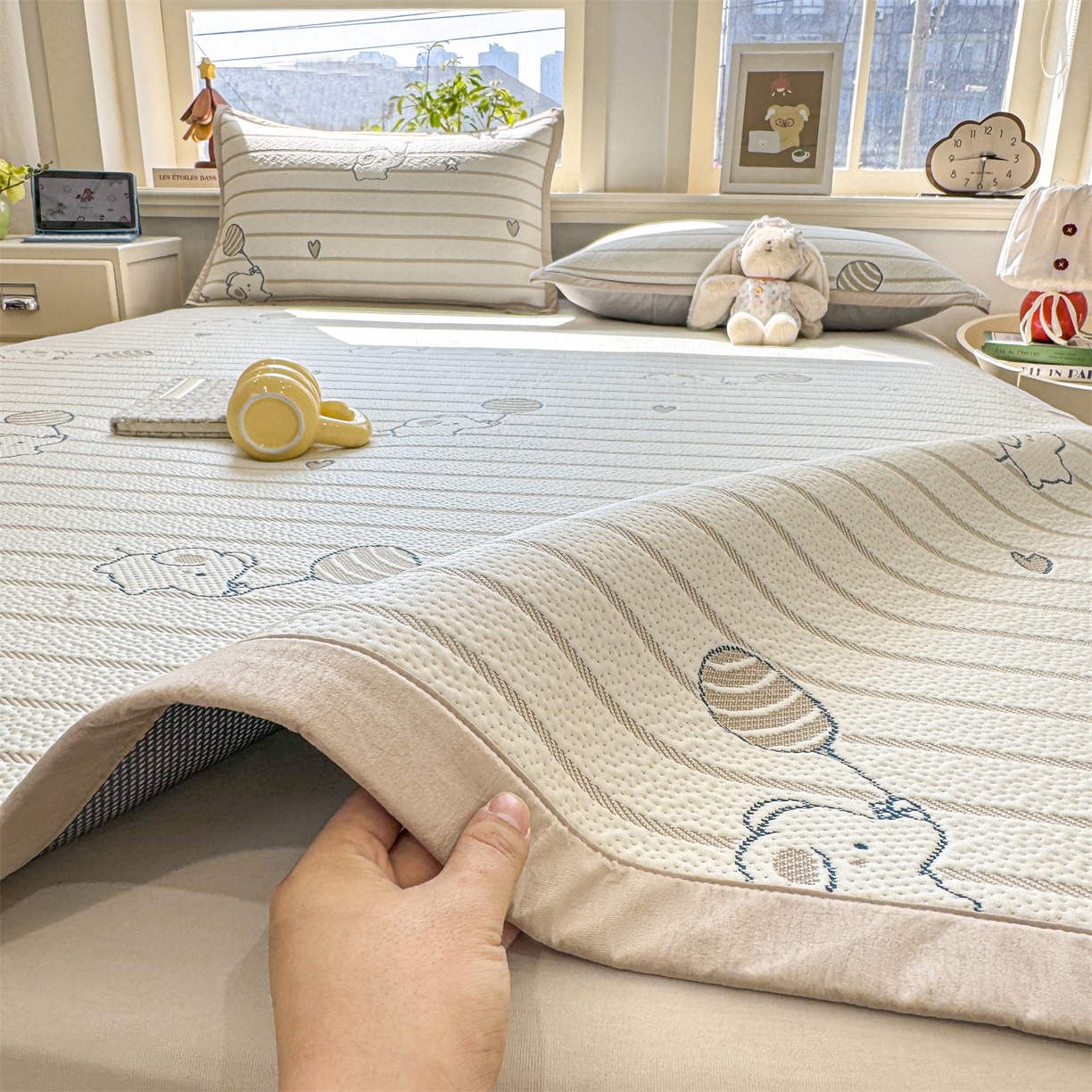 91家纺网 家纺一手货源 找家纺 源舍家纺 2026新款A类PE卡通凉席三件套小红书爆款可水洗空调软席凉感值超0.25-床笠 气球小象-咖啵啵床席款