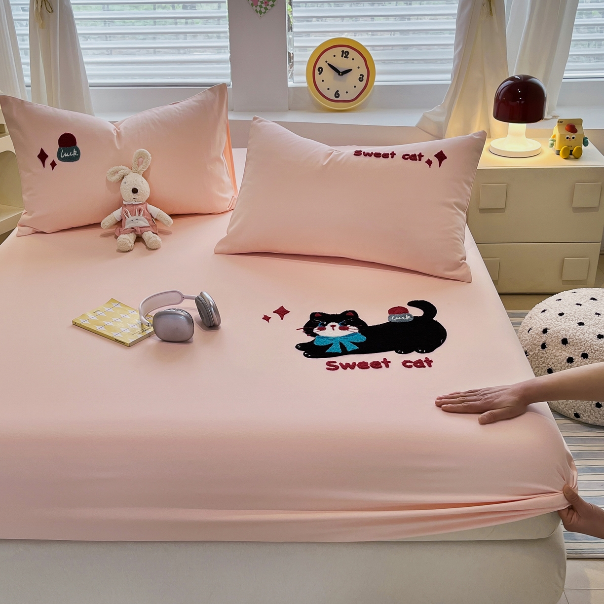 91家纺网 家纺一手货源 找家纺 其奥家纺 2026春夏新款纯棉全棉老粗布床笠纯色凉席 甜心小猫-粉