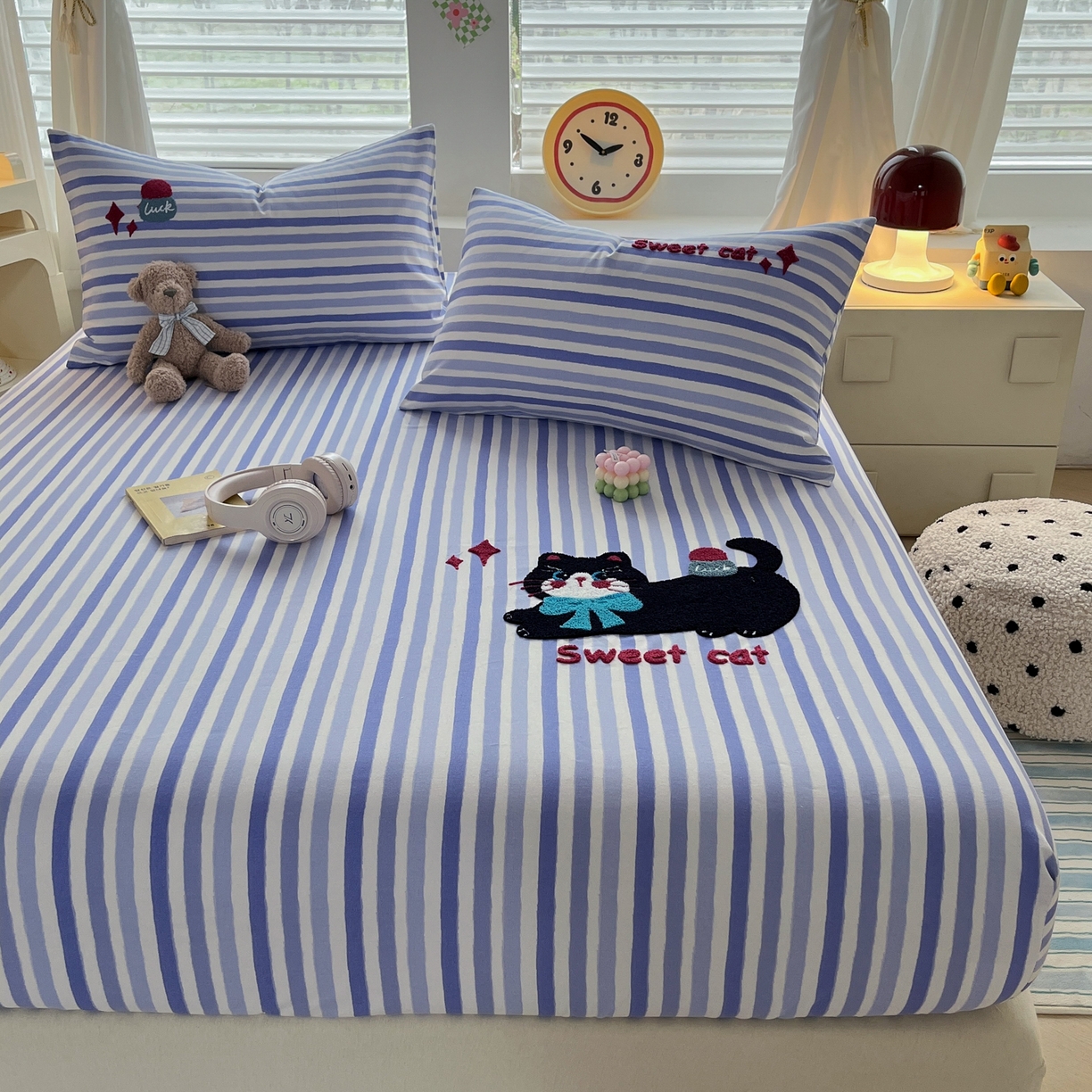 91家纺网 家纺一手货源 找家纺 其奥家纺 2026春夏新款纯棉全棉老粗布床笠印花凉席 甜心小猫-蓝条