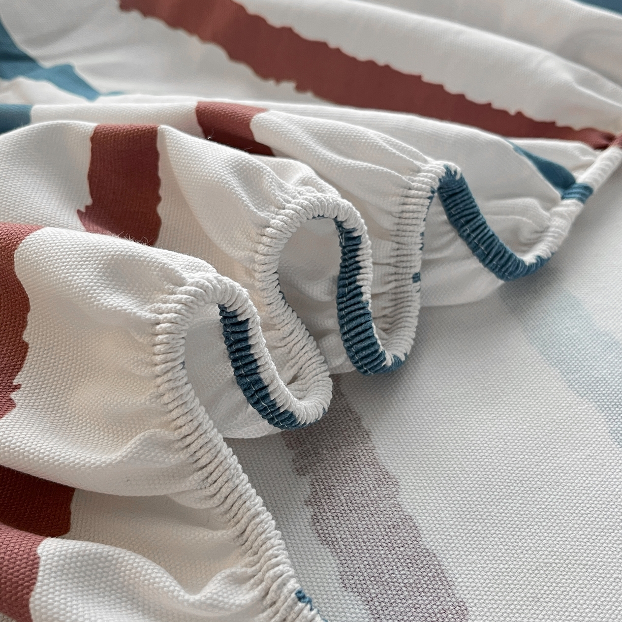 91家纺网 家纺一手货源 找家纺 其奥家纺 2026春夏新款纯棉全棉老粗布床笠印花凉席 小马奔奔-条纹