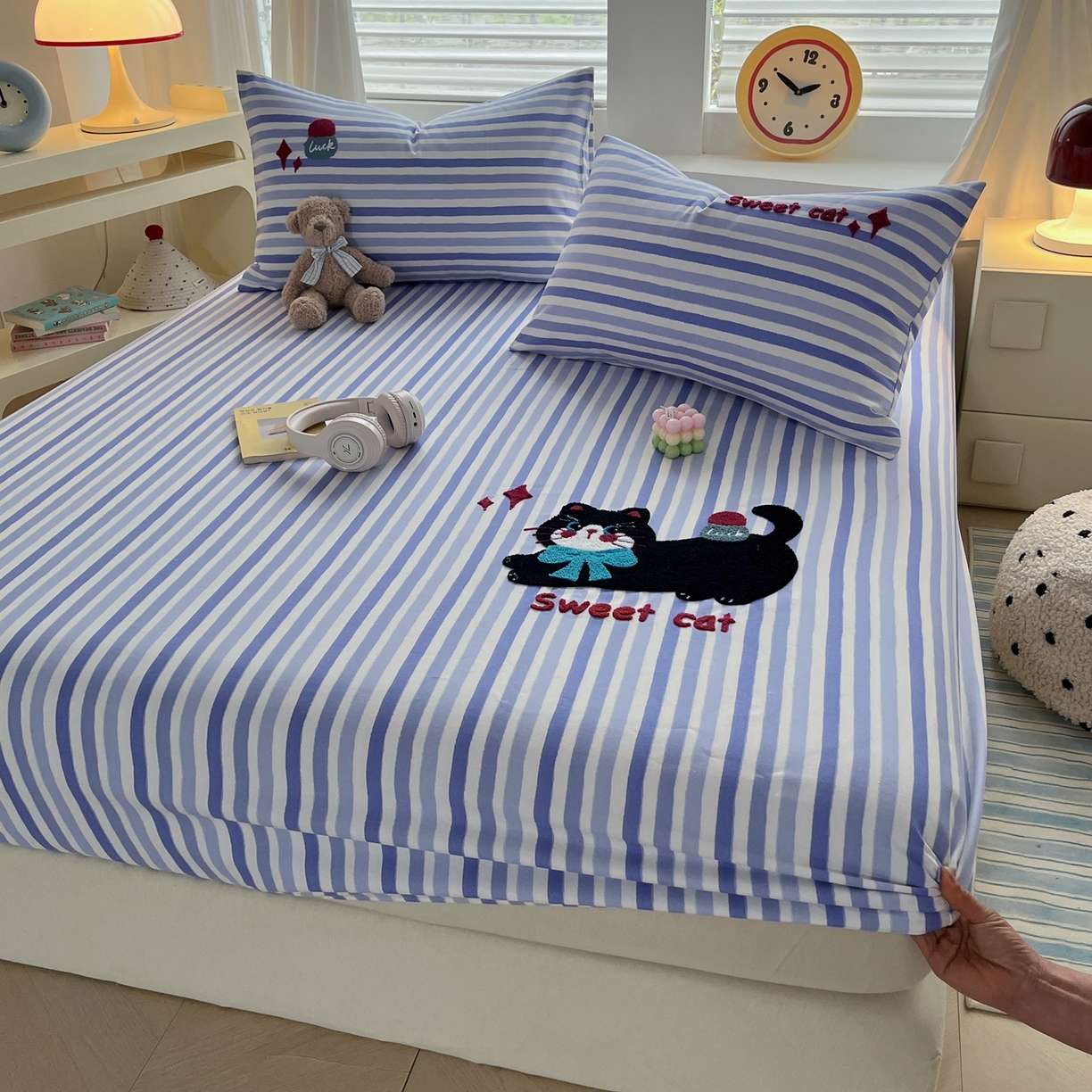 91家纺网 家纺一手货源 找家纺 其奥家纺 2026春夏新款纯棉全棉老粗布床笠印花凉席 甜心小猫-蓝条