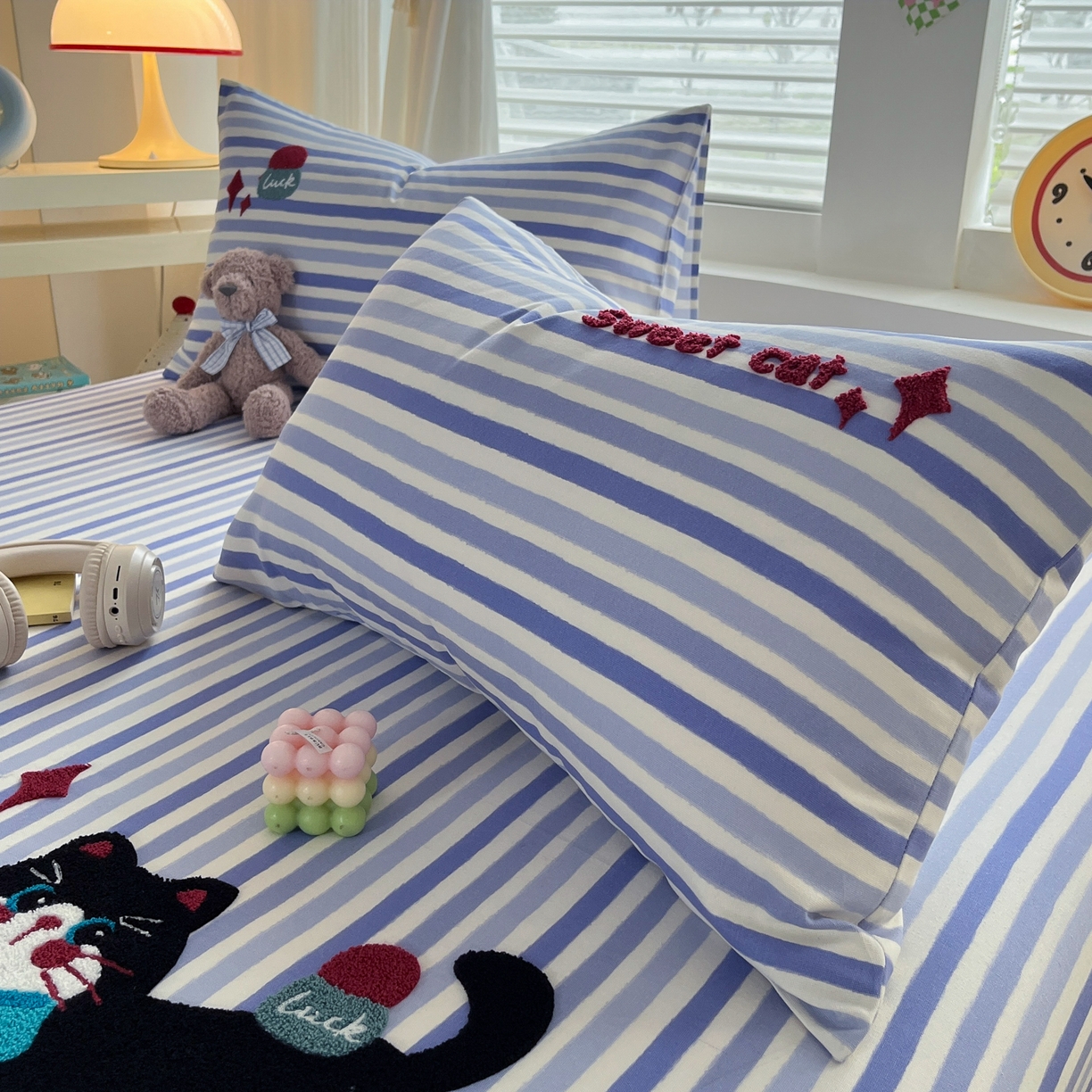 91家纺网 家纺一手货源 找家纺 其奥家纺 2026春夏新款纯棉全棉老粗布床笠印花凉席 甜心小猫-蓝条