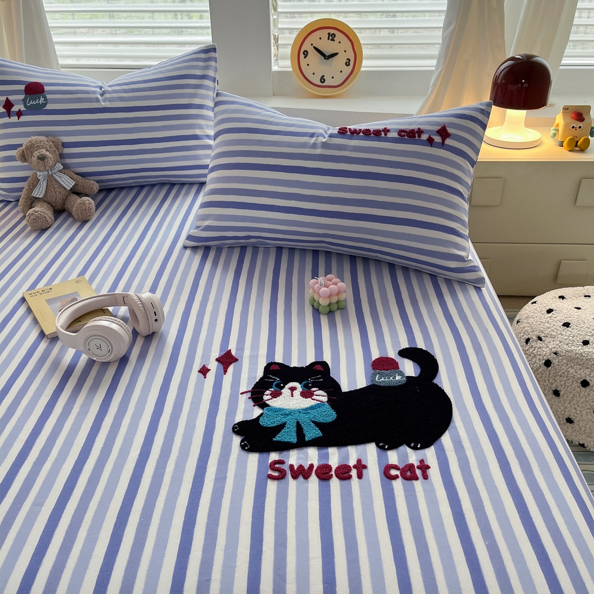 91家纺网 家纺一手货源 找家纺 其奥家纺 2026春夏新款纯棉全棉老粗布床笠印花凉席 甜心小猫-蓝条