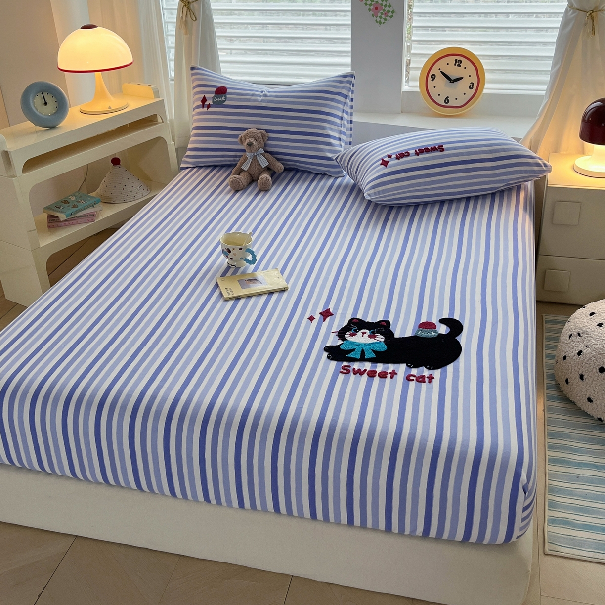 91家纺网 家纺一手货源 找家纺 其奥家纺 2026春夏新款纯棉全棉老粗布床笠印花凉席 甜心小猫-蓝条