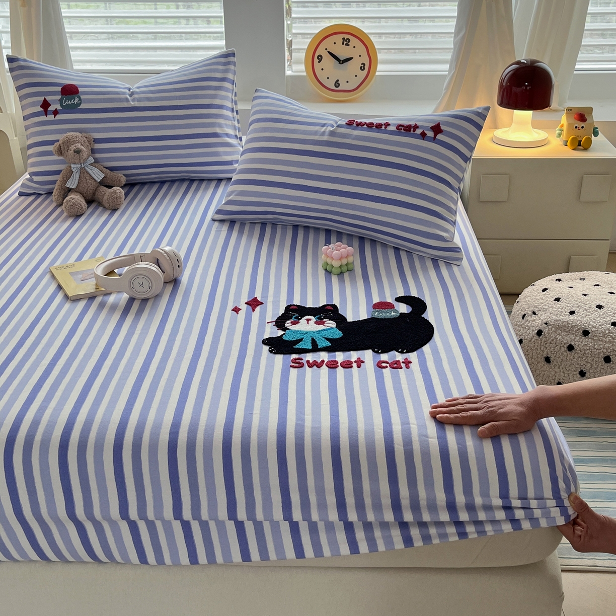 91家纺网 家纺一手货源 找家纺 其奥家纺 2026春夏新款纯棉全棉老粗布床笠印花凉席 甜心小猫-蓝条