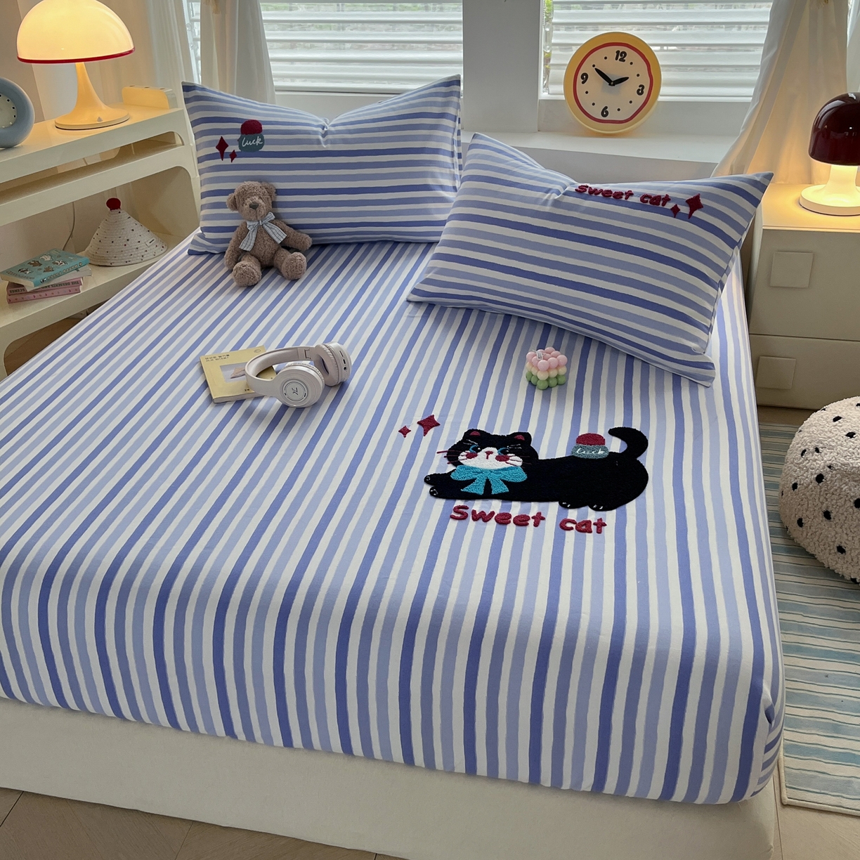 91家纺网 家纺一手货源 找家纺 其奥家纺 2026春夏新款纯棉全棉老粗布床笠印花凉席 甜心小猫-蓝条